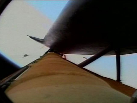 Während des Flug ins All lösten sich verschiedene kleinere Teile von der Raumfähre Während des Flug ins All lösten sich verschiedene kleinere Teile von der Raumfähre
