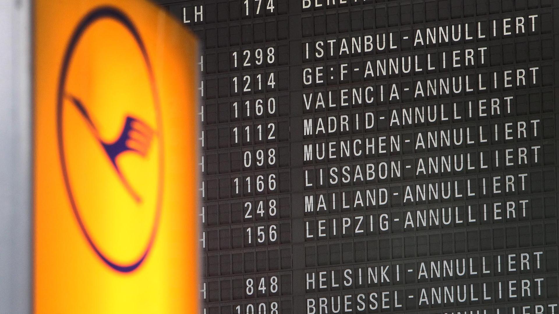 Eine Anzeigetafel auf dem Frankfurter Flughafen am 21. Oktober. Streikbedingt fielen zwei Drittel aller Lufthansa-Flüge aus.