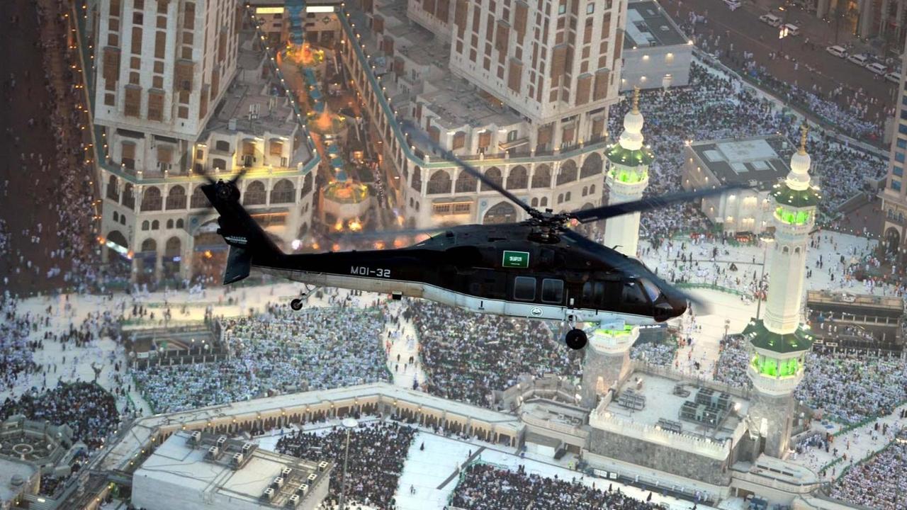 Ein Hubschrauber der saudi-arabischen Sicherheitskräfte fliegt am 15.08.2017 über der Heiligen Moschee von Mekka (Saudi-Arabien).