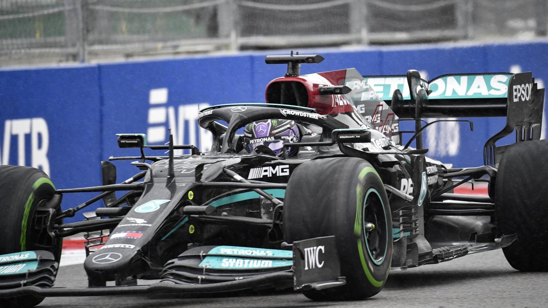 Lewis Hamilton in seinem Mercedes auf der Formal-1-Rennstrecke im russischen Sotschi.