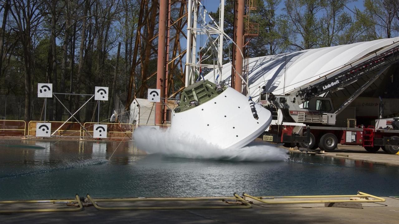 Die Orion Kegelförmige Orion Manschaftskapsel wird bei einem Test in ein großes Wasserbecken geworfen.