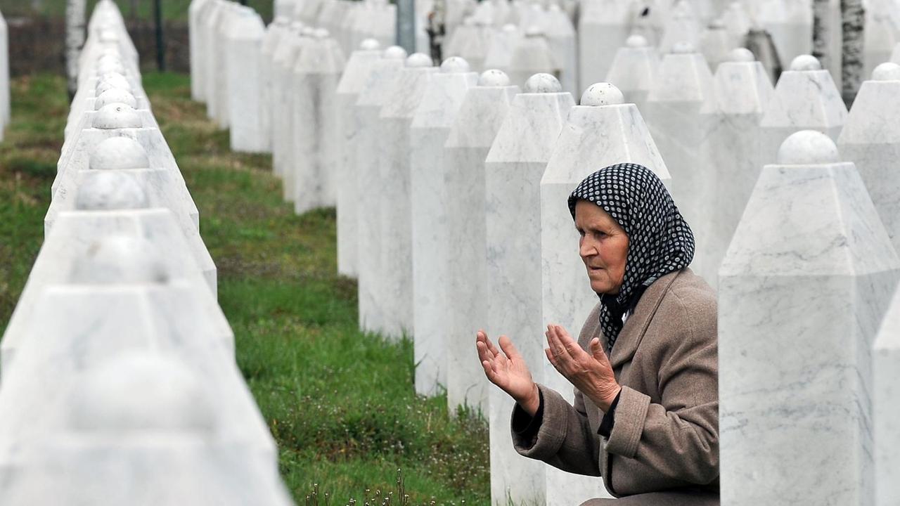 Mehr als 600 identifizierte Srebrenica-Opfer werden bestattet.