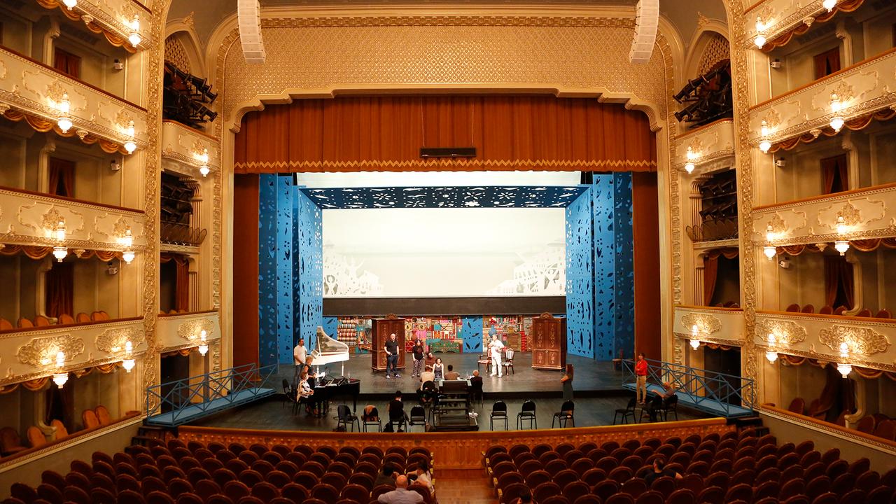 Blick in den Saal des Staatlichen Zakaria-Paliashvili-Theaters in Tiflis. Auf der Bühne findet eine Opernprobe statt.