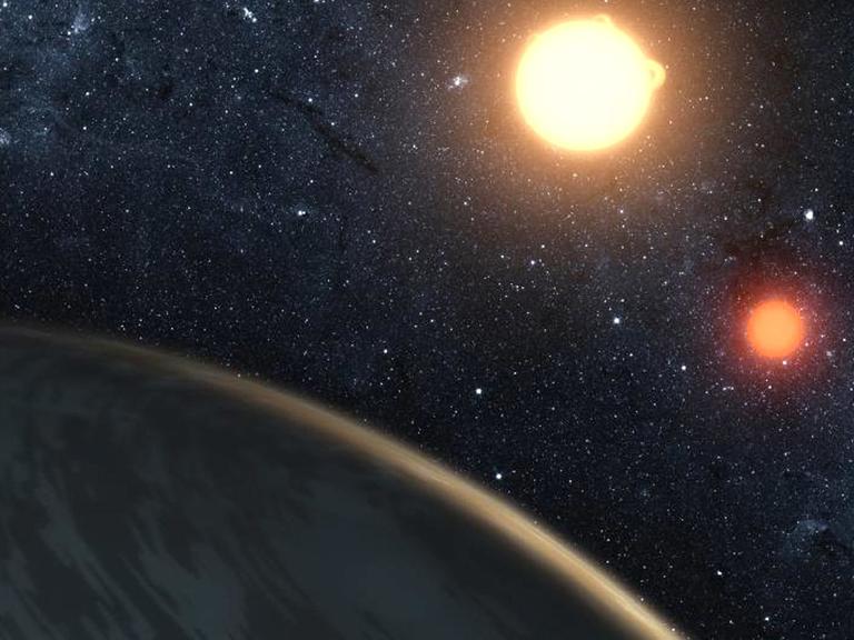 Dieses Kunstwerk zeigt Kepler-16b, der erste Planet, von dem man sicher sagen konnte, dass er zwei Sternen umkreist. Der Planet im Vordergrund wurde von der Kepler-Mission entdeckt.