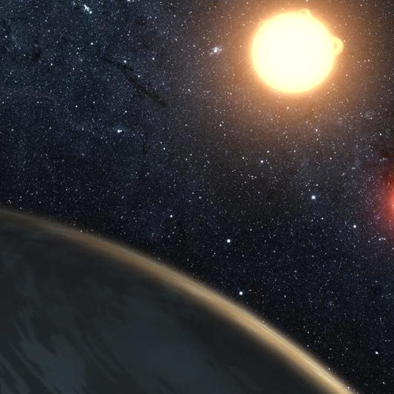 Dieses Kunstwerk zeigt Kepler-16b, der erste Planet, von dem man sicher sagen konnte, dass er zwei Sternen umkreist. Der Planet im Vordergrund wurde von der Kepler-Mission entdeckt. 