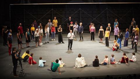 Eine Szene aus "Nous, L Europe, Banquet des Peuples" mit Francois Hollande beim Festival D'Avignon 2019