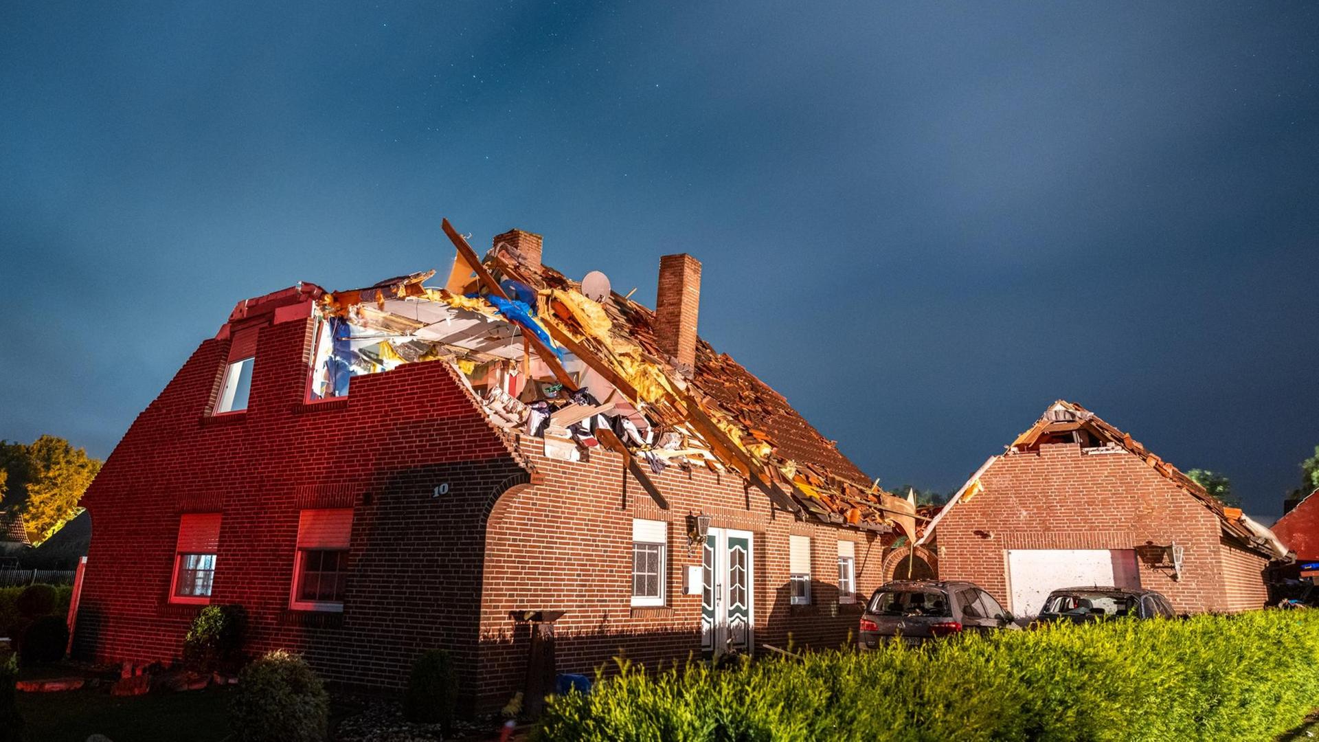 Der Sturm hat das Dach von einem Haus abgedeckt. 