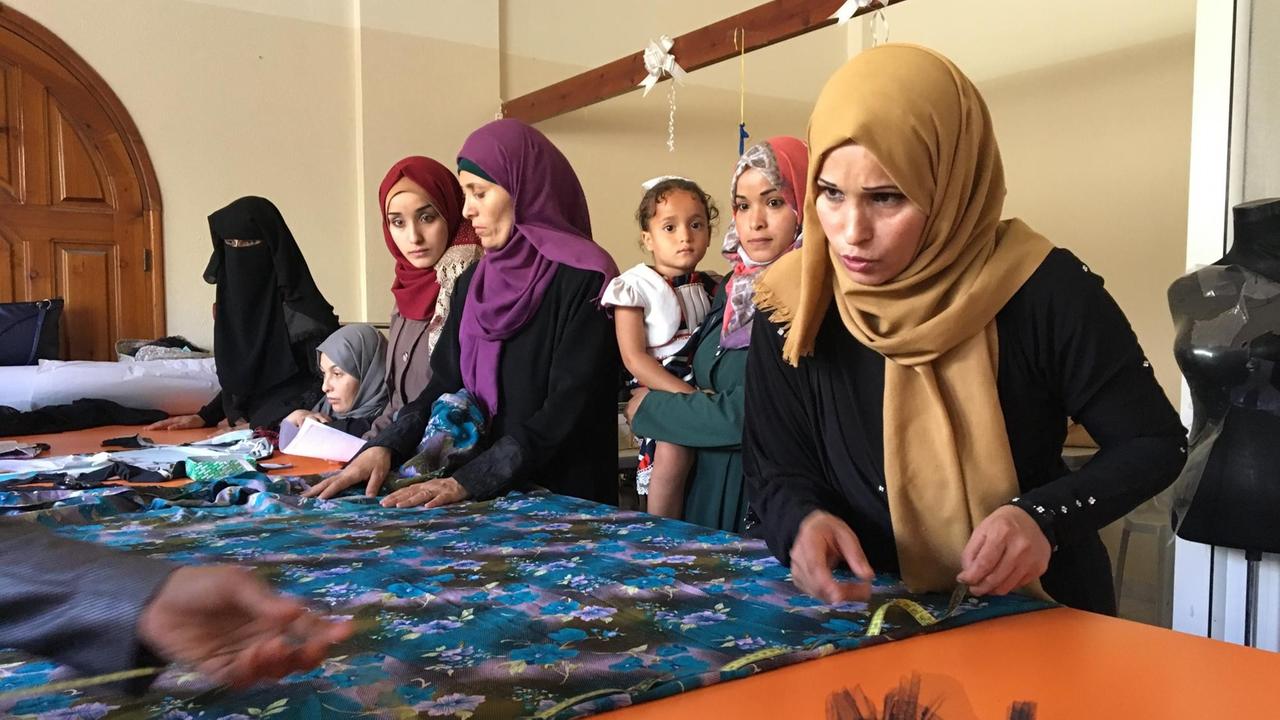 In der Werkstatt der Hilfsorganisation Almanal im Zentrum des Gazastreifens stehen etwa zehn Frauen. Das, was sie hier lernen: Ein möglicher Ausweg aus der Armut. Keine von ihnen hat einen Job.