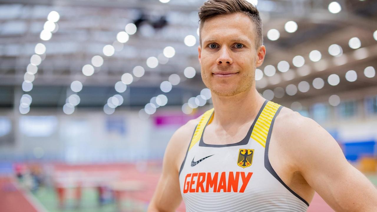 Der deutsche Para-Leichtathlet Markus Rehm im trikot steht in der Trainingshalle in Leverkusen