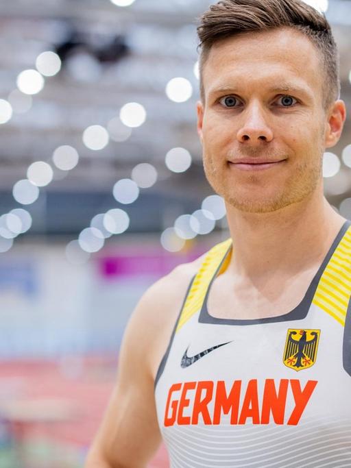 Der deutsche Para-Leichtathlet Markus Rehm im trikot steht in der Trainingshalle in Leverkusen