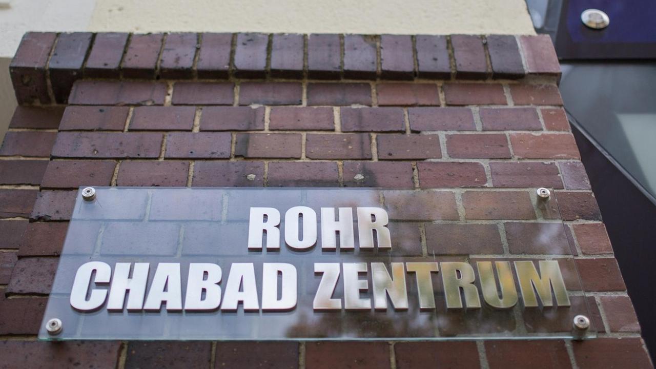 Der Schriftzug "Rohr Chabad Zentrum" steht am 08.10.2014 in Berlin am Eingang zum jüdischen Bildungszentrum.