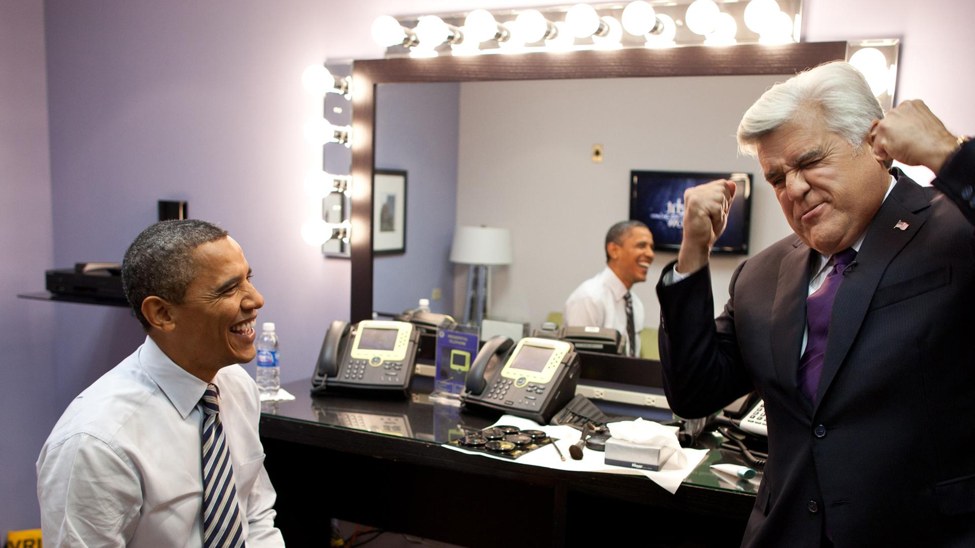 Jay Leno (re.) scherzt mit Barack Obama