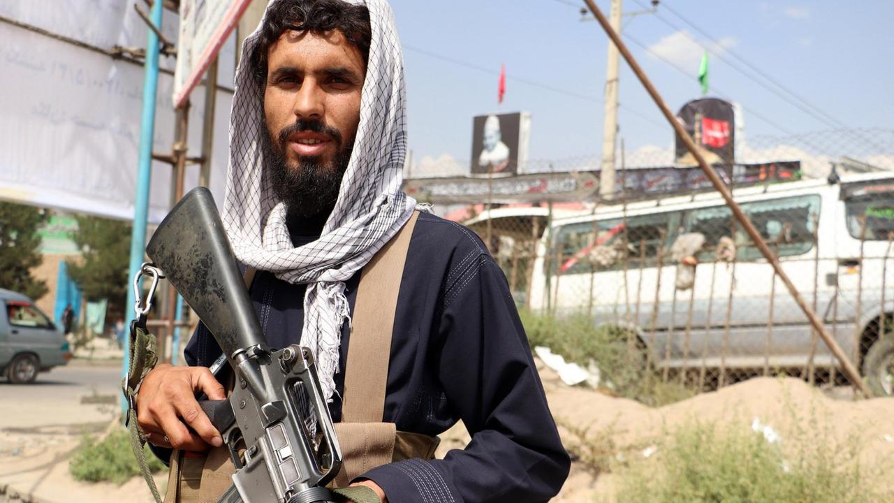Ein bewaffneter Talibankämper auf Patrouille in Kabul.