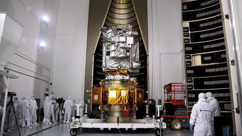 Die NASA-Sonde Lunar Reconnaissance Orbiter (oben) steht im Mai 2009 im Kennedy Space Center in Florida. Zusammen mit der Sonde Sensing Sattelite (unten) startet LRO an Bord der Rakete Atlas V am 18. Juni in Richtung Mond.