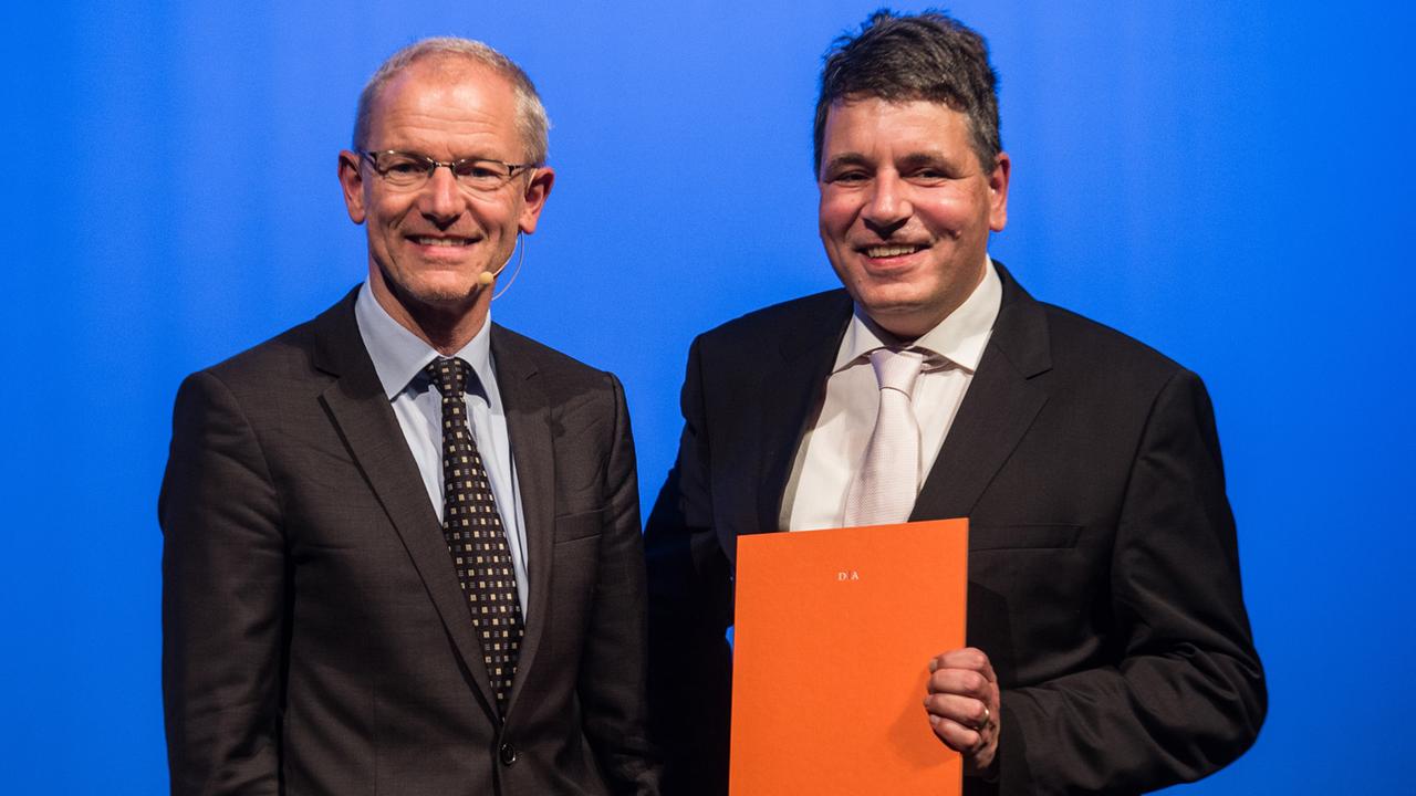 Heinrich Detering, der Präsident der Deutschen Akademie für Sprache und Dichtung, und Marcel Beyer bei der Verleihung des Georg-Büchner-Preis am 5. November 2016 in Darmstadt