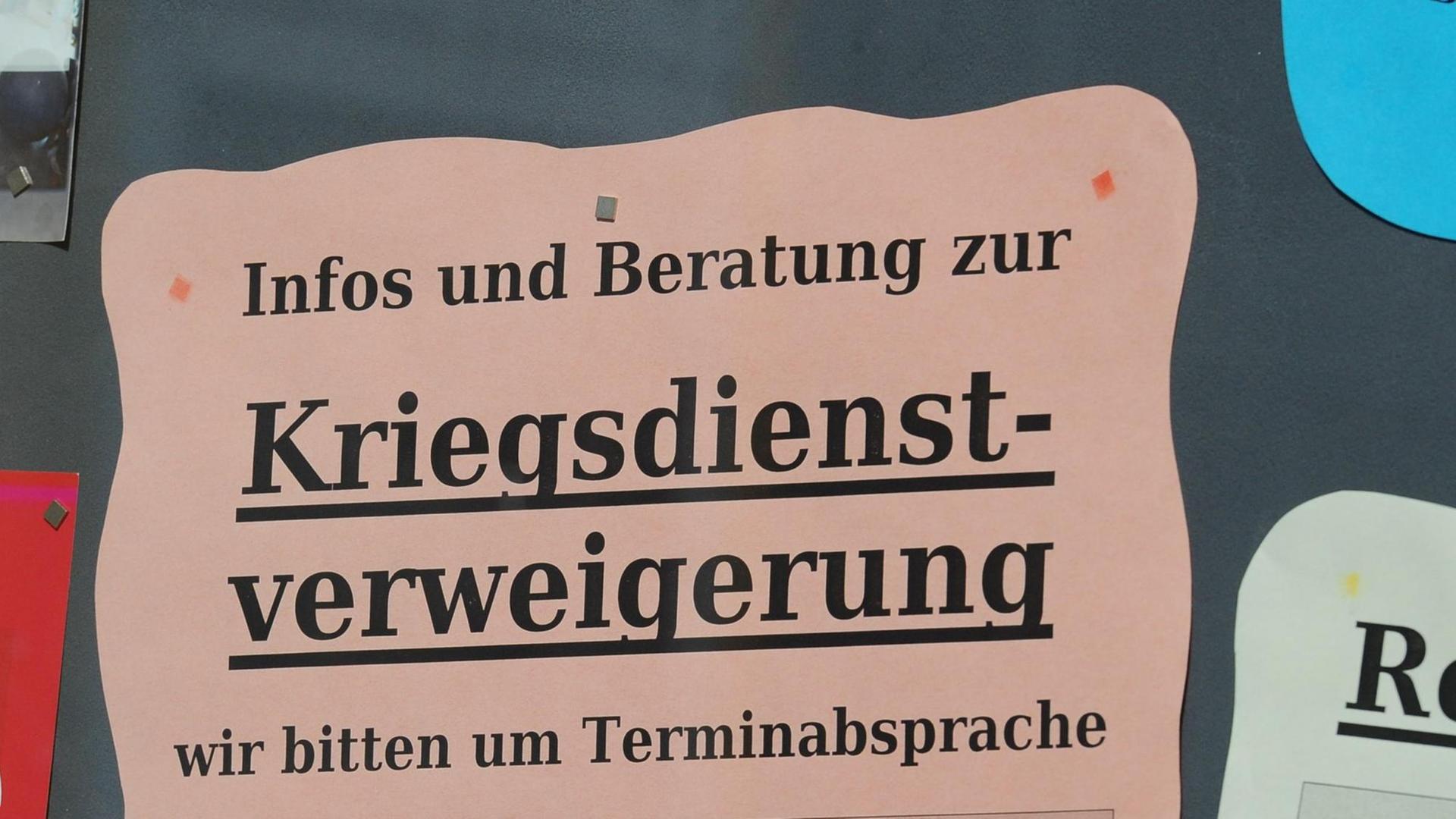 Zu sehen ist ein Schild auf dem zu lesen steht: "Infos und Beratung zur Kriegsdienstverweigerung". Zu sehen ist ein Schild auf dem zu lesen steht: "Infos und Beratung zur Kriegsdienstverweigerung".