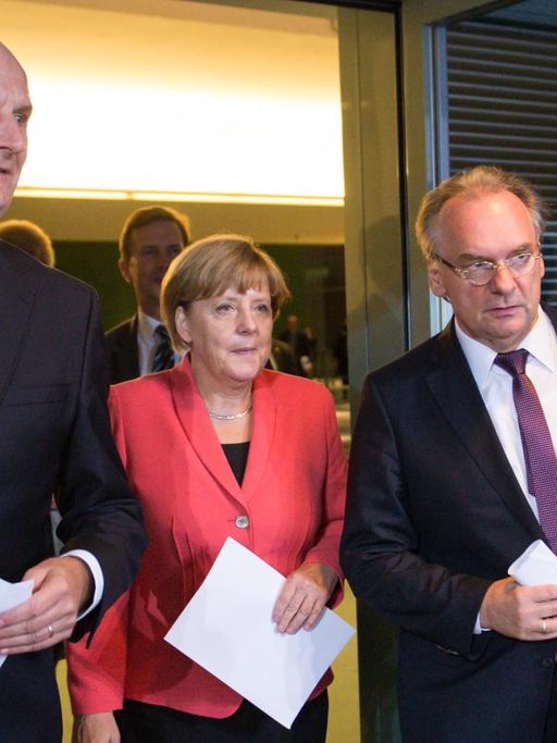 Bundeskanzlerin Merkel mit den Ministerpräsidenten von Brandenburg und Sachsen-Anhalt, Woidke (links) und Haseloff (rechts), auf dem Weg zur Pressekonferenz.