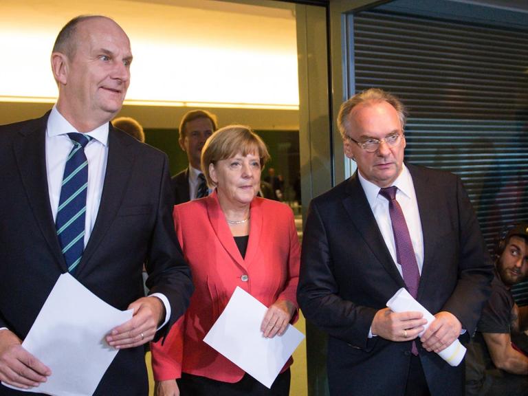 Bundeskanzlerin Merkel mit den Ministerpräsidenten von Brandenburg und Sachsen-Anhalt, Woidke (links) und Haseloff (rechts), auf dem Weg zur Pressekonferenz.
