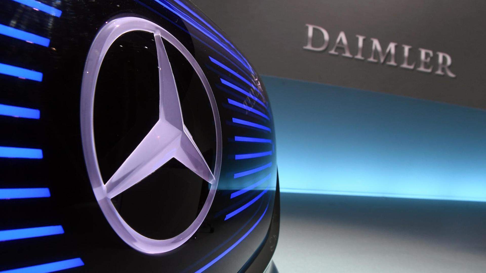 Ein Mercedes-Benz Logo, aufgenommen am 02.02.2017 in Stuttgart (Baden-Württemberg) vor Beginn der Jahrespressekonferenz der Daimler AG.