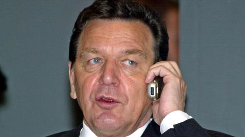 Gerhard Schröder am Telefon.