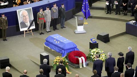 Der Sarg mit dem verstorbenen Altbundeskanzler Helmut Kohl ist am 01.07.2017 beim europäischen Trauerakt im EU-Parlament in Straßburg aufgebahrt. dahinter steht ein großes Foto Kohls.