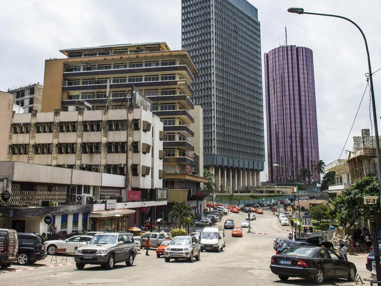 Straße in Abidjan, einer Stadt in der Elfenbeinküste: Mit dem Land geht es wirtschaftlich aufwärts. Doch die politischen Lager spalten das Land nach wie vor.