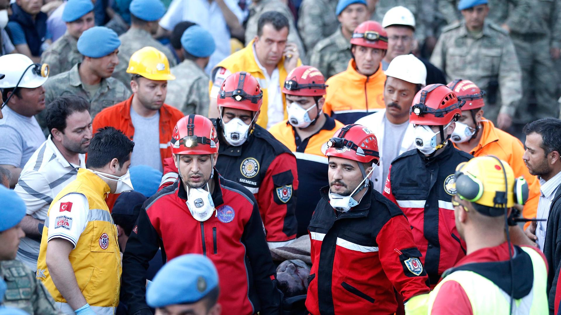 Rettungskräfte tragen bei dem Grubenunglück im türkischen Soma eine Bare mit einem geborgenen Arbeiter.