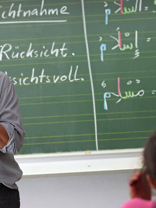 Der Religionslehrer Ridwan Bauknecht steht am 27.8.2012 in Bonn an der Robert-Koch-Schule im Islamunterricht vor der Klasse.