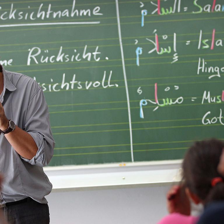 Der Religionslehrer Ridwan Bauknecht steht am 27.8.2012 in Bonn an der Robert-Koch-Schule im Islamunterricht vor der Klasse.