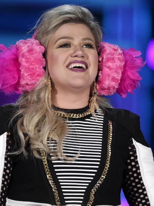 US-Sängerin Kelly Clarkson mit Mikrofon in der Hand bei den Billboard Music Awards in Las Vegas.