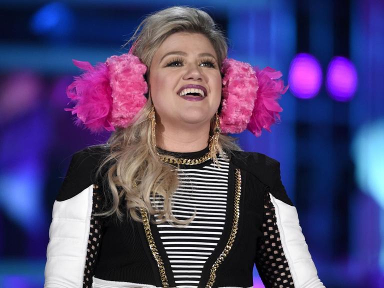 US-Sängerin Kelly Clarkson mit Mikrofon in der Hand bei den Billboard Music Awards in Las Vegas.