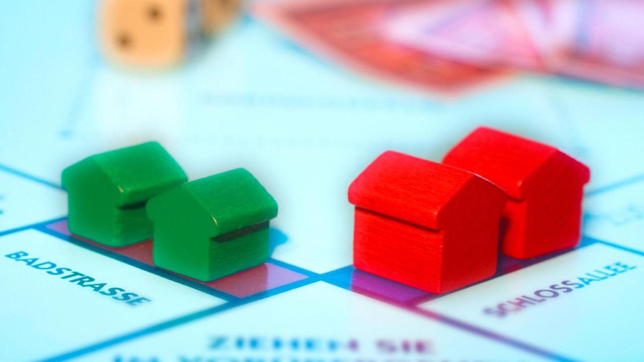 Monopoly: Häuser auf der Badstrasse, Hotels auf der Schlossallee.