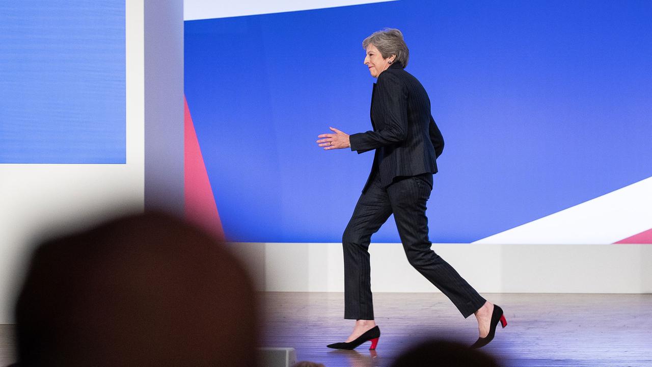 Die britische Premierministerin Theresa May betritt die Bühne des Parteitages der Konservativen tanzend nach dem Titel "Dancing Queen" von ABBA.