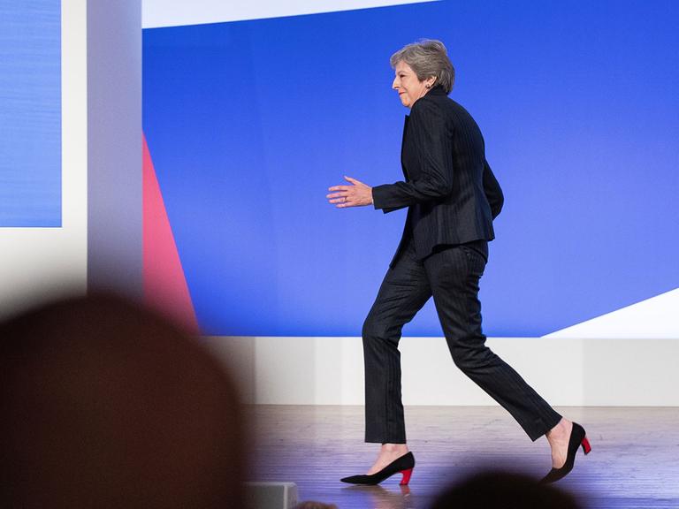 Die britische Premierministerin Theresa May betritt die Bühne des Parteitages der Konservativen tanzend nach dem Titel "Dancing Queen" von ABBA. Birmingham, West Midlands, UK, 3.10.2018.