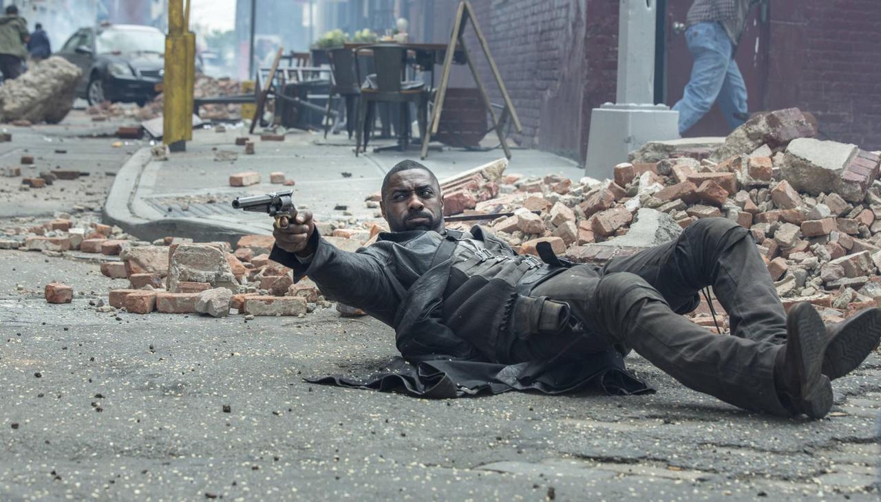 Der Revolvermann (Idris Elba) liegt auf dem Rücken und zielt mit seiner Pistole