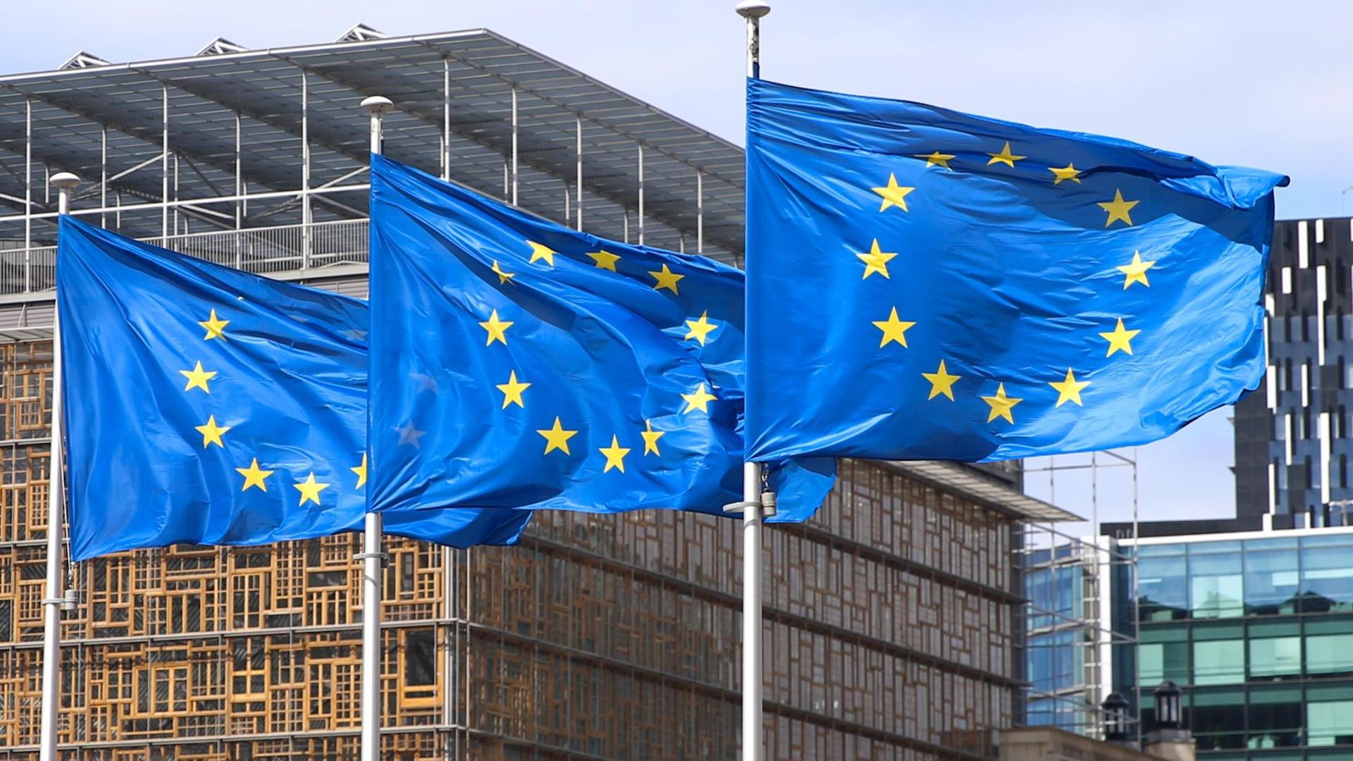 Drei Flaggen der europäischen Union wehen vor dem Hauptquartier in Brüssel
