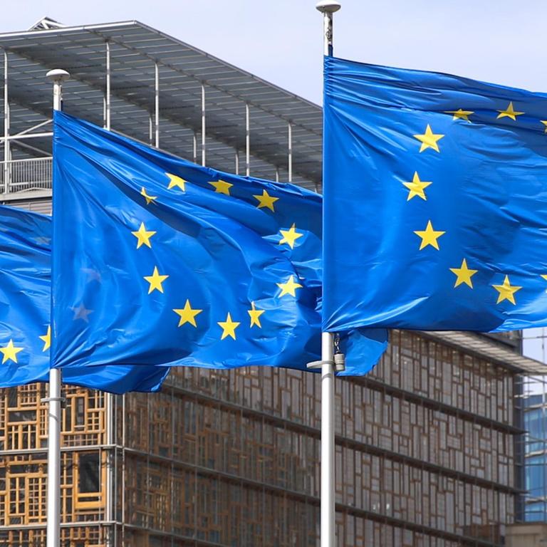 Drei Flaggen der europäischen Union wehen vor dem Hauptquartier in Brüssel