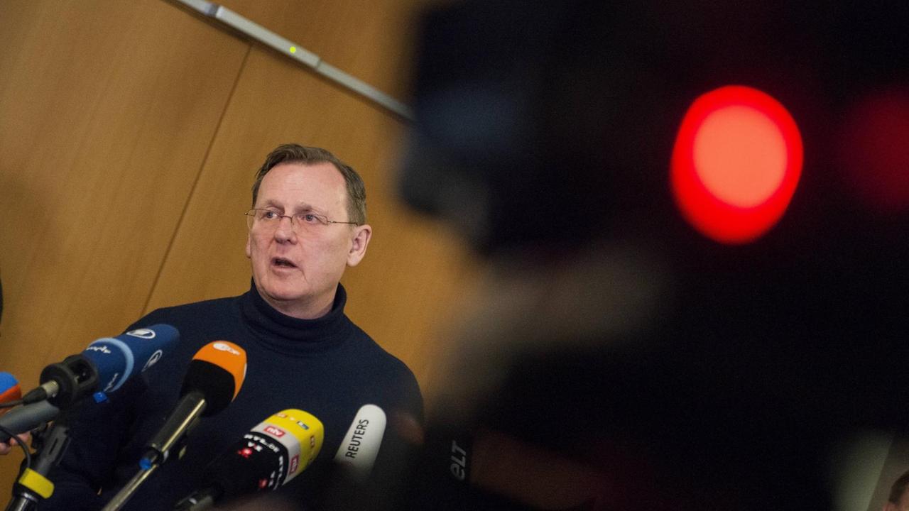 Bodo Ramelow spricht im Thüringer Landtag in mehrere Mikrofone.