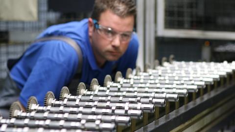 21.02.2019, Sachsen-Anhalt, Ilsenburg: Christian Wieser überprüft Nockenwellen für ein Fahrzeug der Marke BMW. Das Unternehmen ThyssenKrupp Presta Ilsenburg GmbH erweitert seine Produktion und investiert einen zweistelligen Millionenbetrag in eine neue Fertigungshalle sowie in neue Produktionsanlagen.