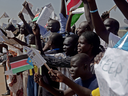 Unabhängigkeitsaktivisten demonstrieren vor dem Flughafen von Juba im Südsudan