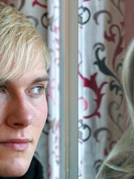 Symbolbild Transgender: Mann mit weiblichem Spiegelbild