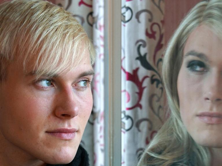 Symbolbild Transgender: Mann mit weiblichem Spiegelbild