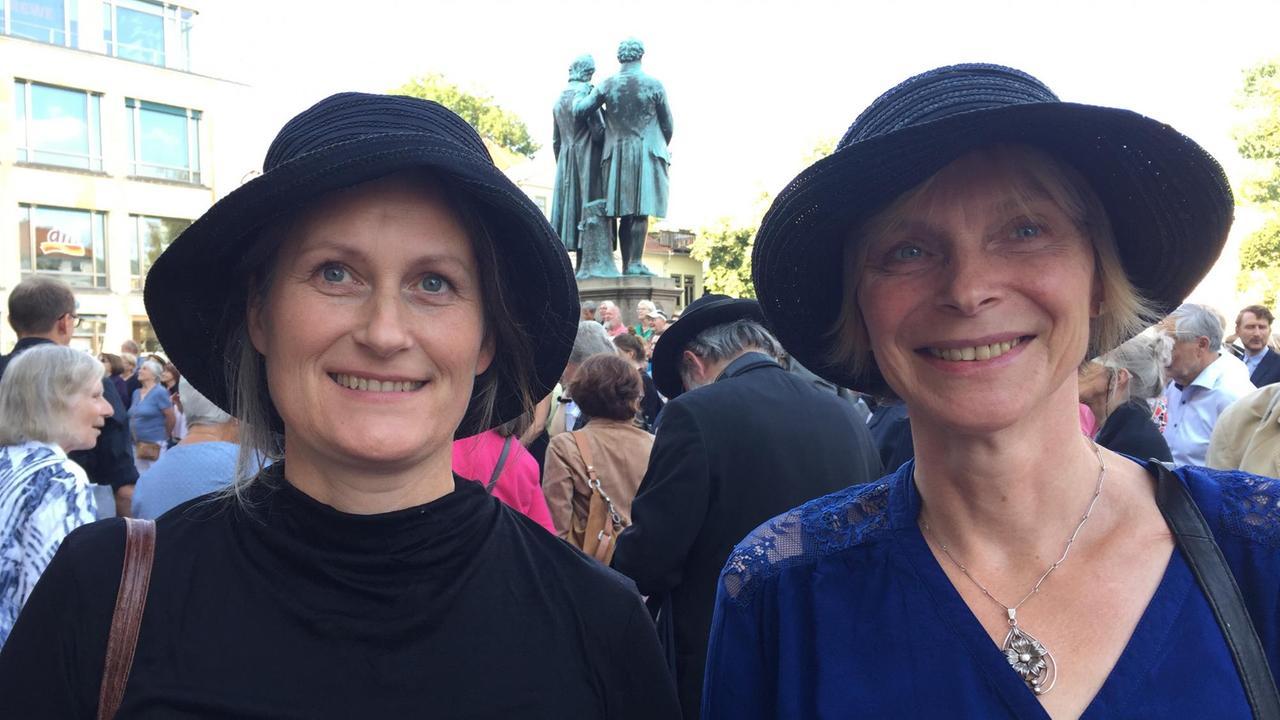 Zwei Besucherinnen von "Reichstag-Reenactment".