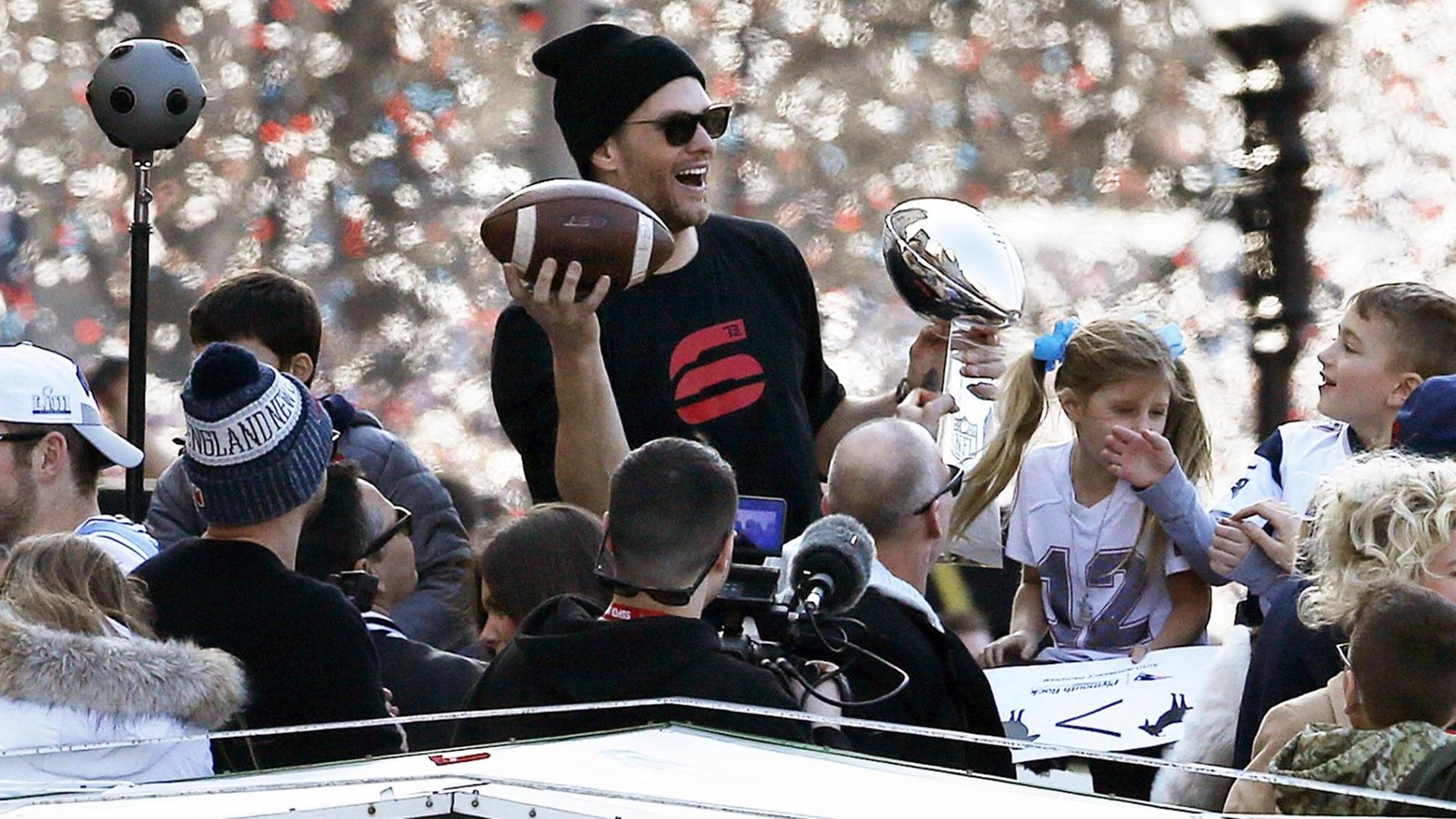 Nach dem Sieg im Super Bowl lässt sich Tom Brady mit seinen New England Patriots von den Fans feiern.