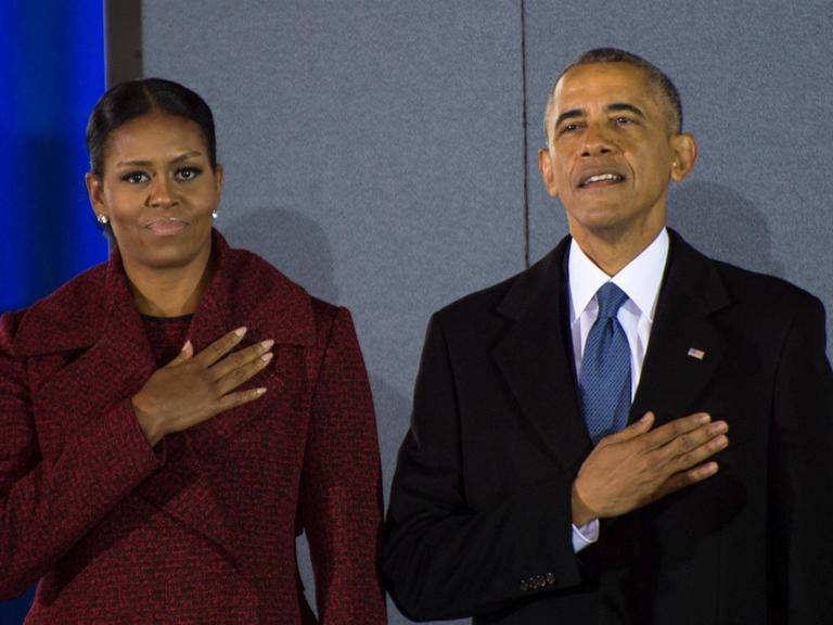 Der frührere U.S. Präsident Barack Obama und First Lady Michelle Obama stehen am 20. Januar 2017 während der Nationalhymne vor der Militärbasis Joint Base Andrews in Maryland