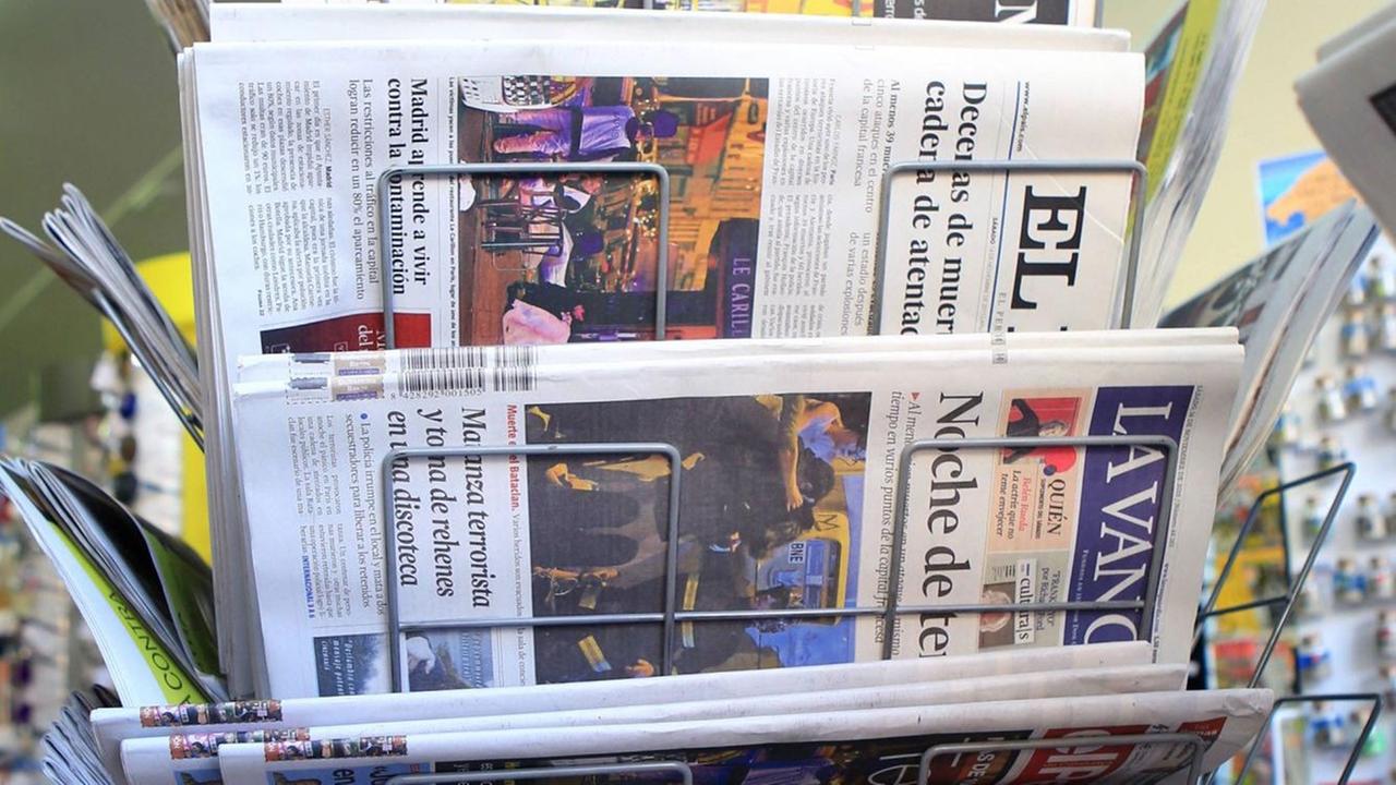 Tageszeitungen hängen in einem Zeitungsständer in einem spanischen Kiosk