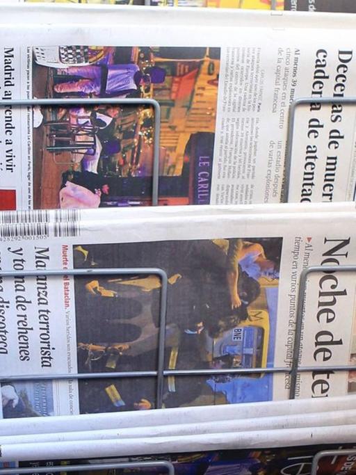 Tageszeitungen hängen in einem Zeitungsständer in einem spanischen Kiosk