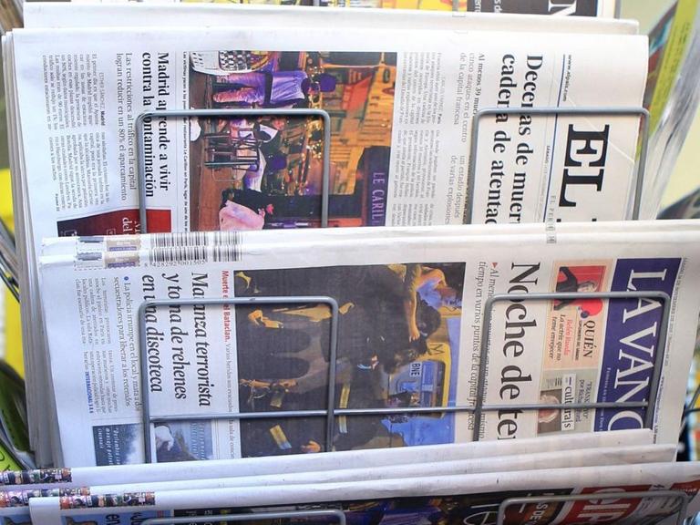Tageszeitungen hängen in einem Zeitungsständer in einem spanischen Kiosk
