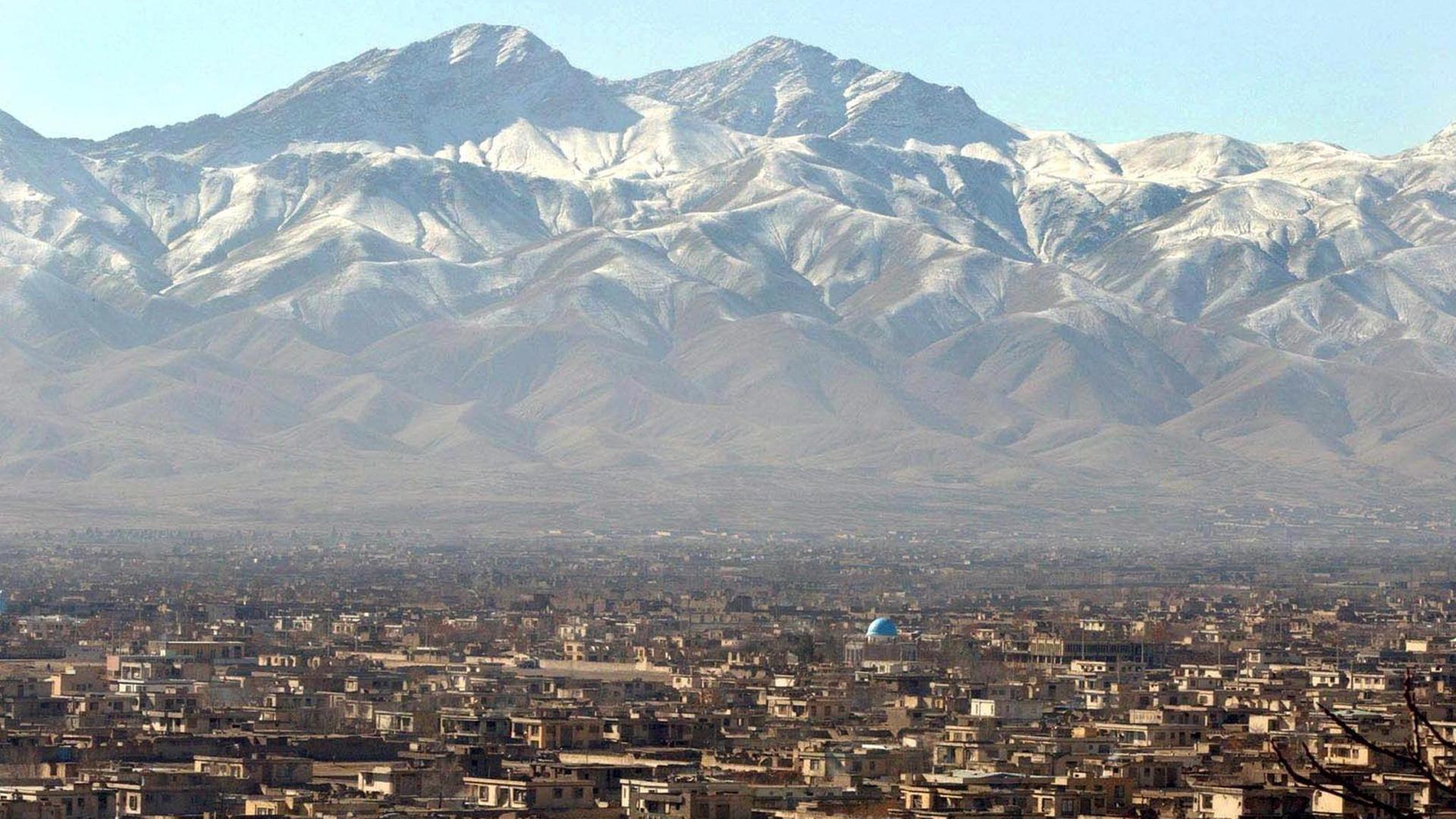 Kabul am Morgen des 17. Januar 2002. Im Hintergrund des Panoramas sind schneebedeckte Berge zu sehen.