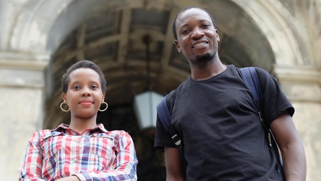 Die beiden tansanischen Trainees Erica Mela und Frank James Wajega vor dem Haupteingang des Naturkundemuseums. 